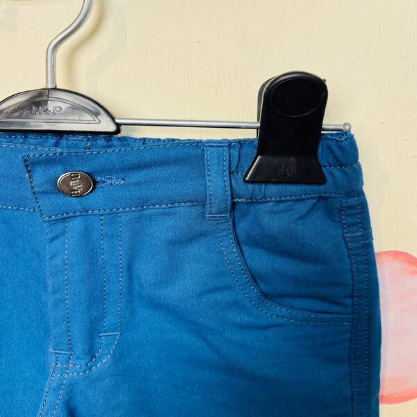 5814697910296316692 شلوارک کتان نوزادی پسرانه آبی کلاسیک از نمای نزدیک