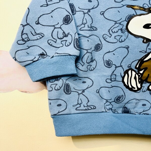 بلوز وارداتی نوزادی پسرانه بلوز نوزادی پسرانه طرح اسنوپی از نمای کنار