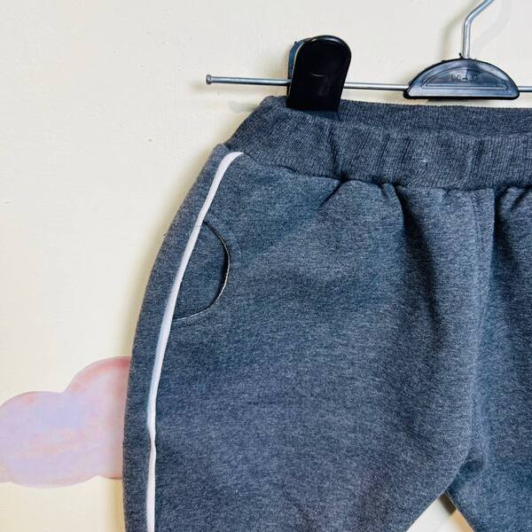 شلوار نوزادی پسرانه طرح کلاسیک توخز از نمای کنار