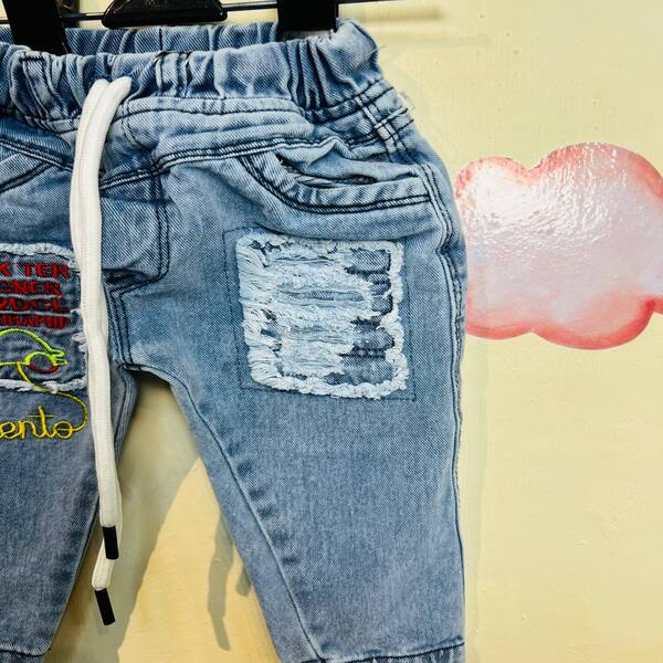 شلوار جین نوزادی پسرانه شلوار جین نوزادی پسرانه طرح ماشین از نمای کنار