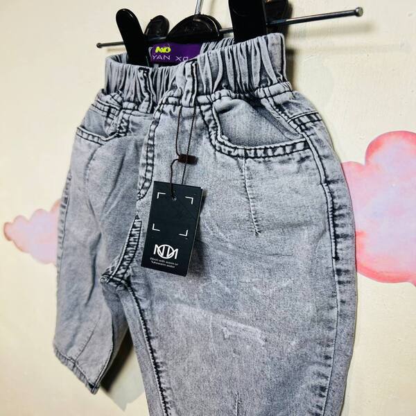 شلوار جین نوزادی پسرانه طوسی مام استایل از سمت کنار