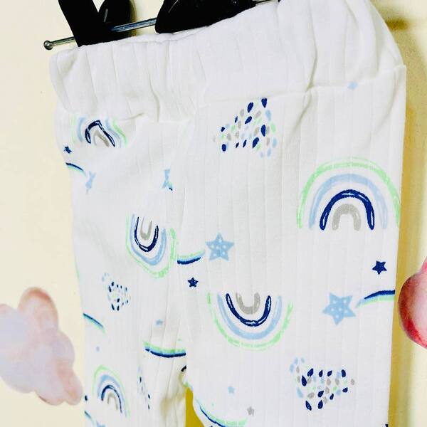 شلوار نوزادی دخترانه طرح رنگین کمان از نمای کنار