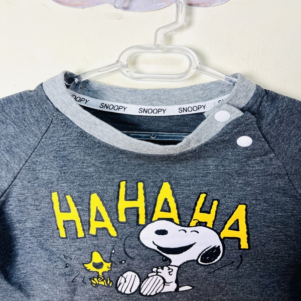 بادی دورس نوزادی پسرانه طرح اسنوپی طوسی از نمای نزدیک