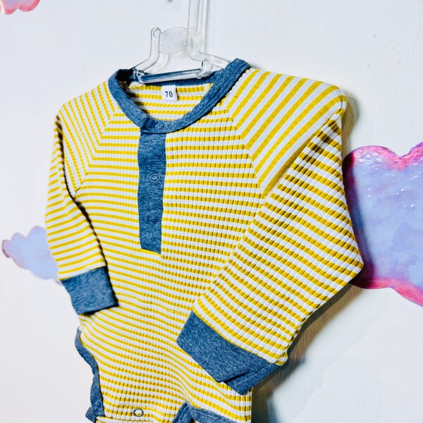 بادی نوزادی دخترانه طرح کمرکش از نمای کنار