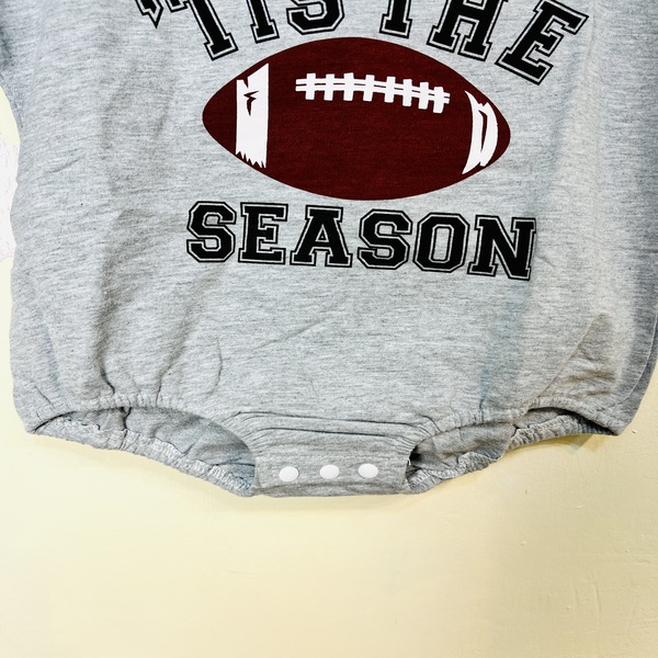 بادی نوزادی پسرانه طرح بیسبال طوسی از زاویه پایین