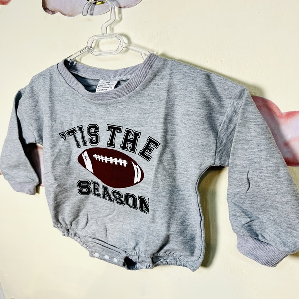 بادی نوزادی پسرانه طرح بیسبال طوسی از زاویه کنار